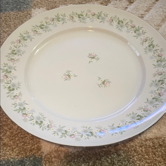 Charming Floral Dinner Plate in Cream - Picture 3 of 3